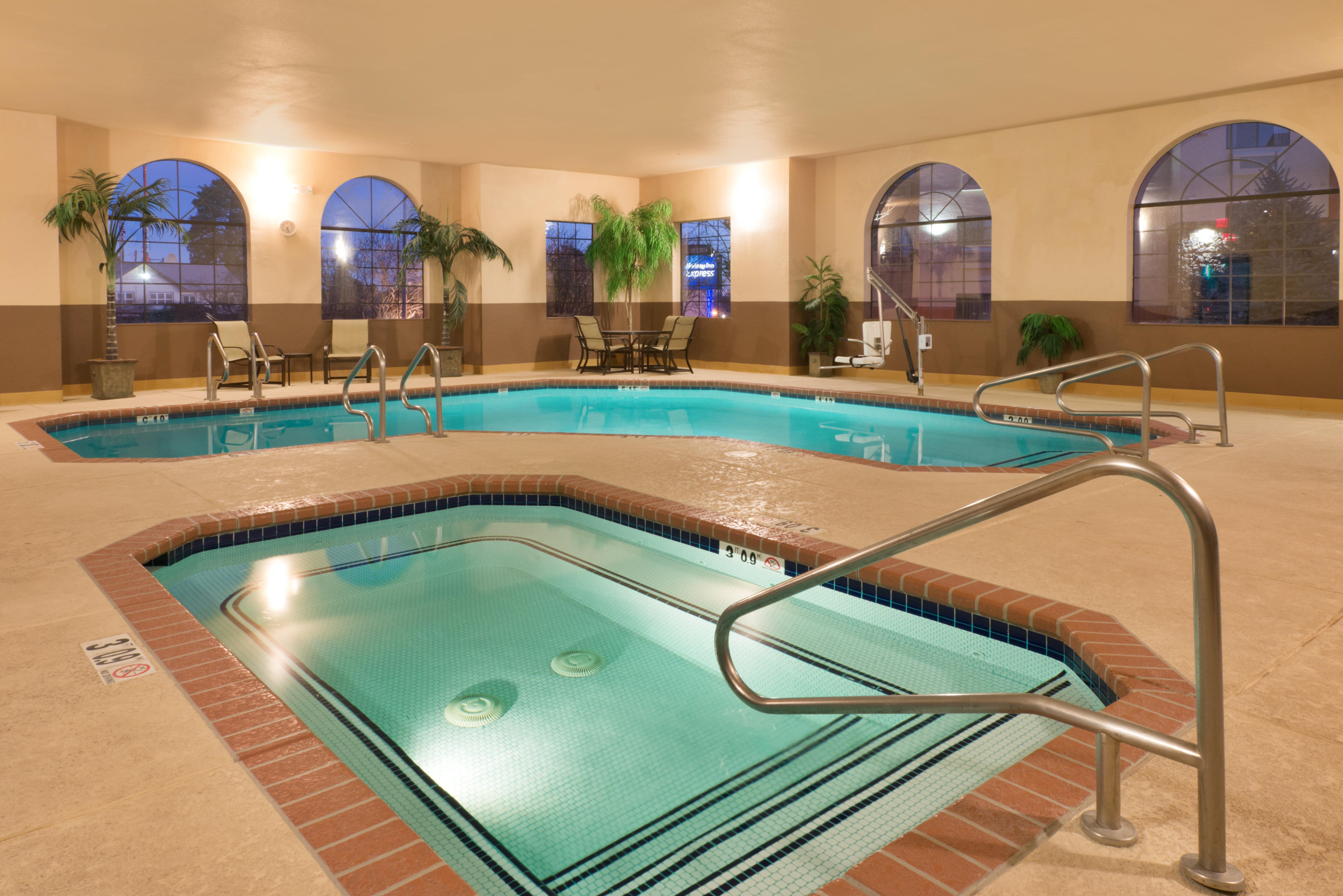 Holiday Inn Express Show Low By Ihg Екстер'єр фото